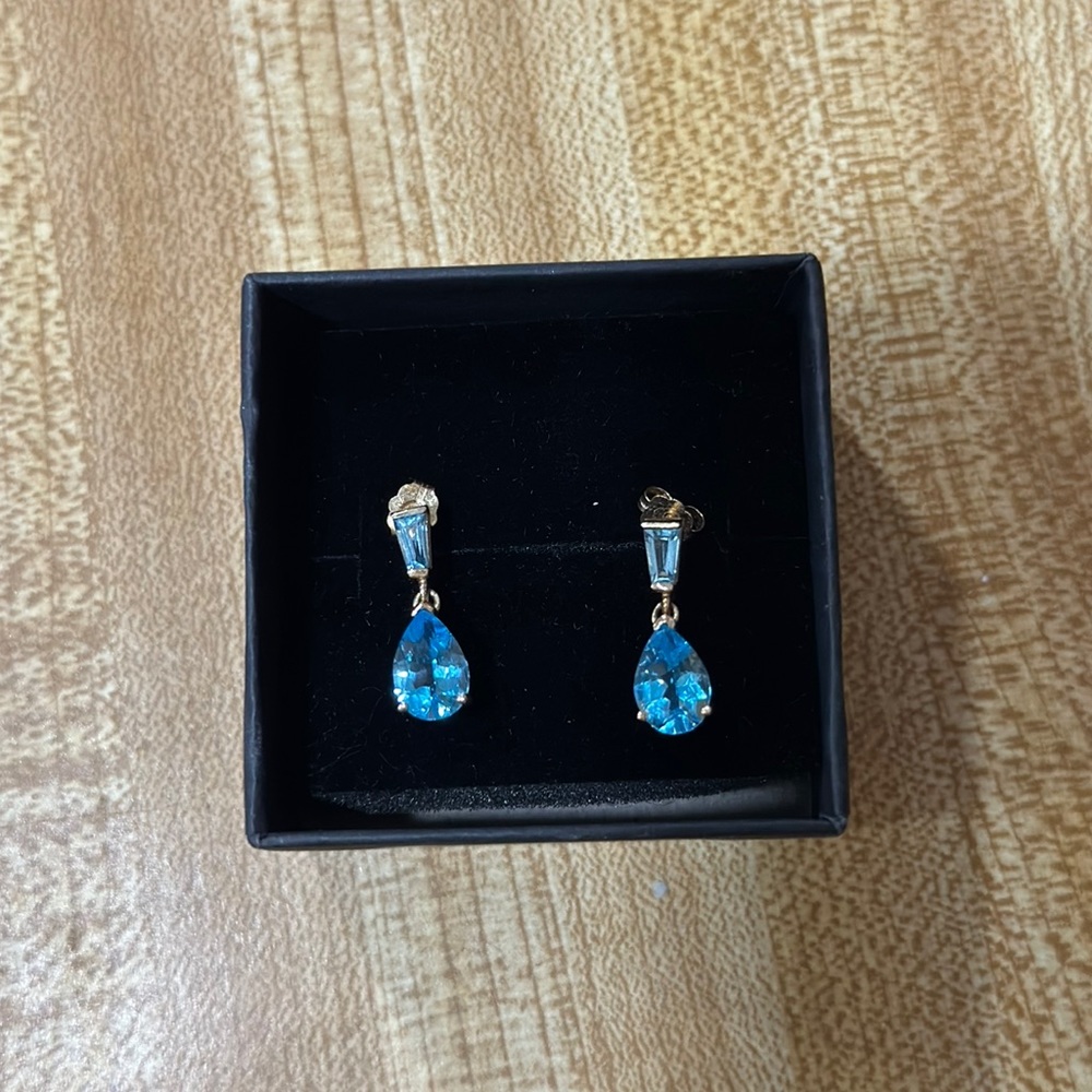 Beautiful Blue Topaz Earrings. 14k Yellow Gold